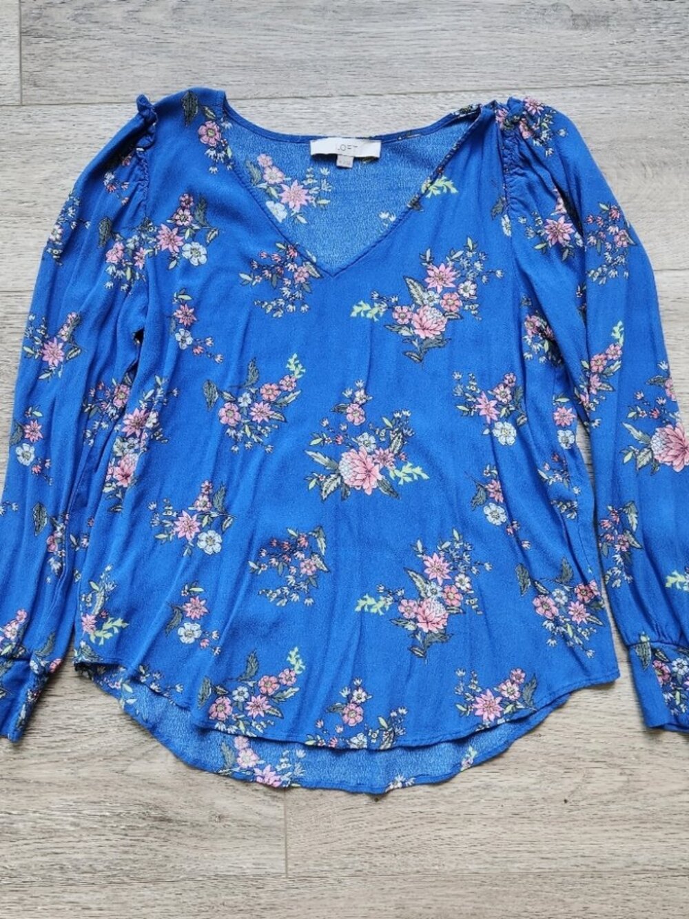 LOFT Blue Pink Floral Long Sleeve Shirt Womens Medium V Neck Business Casual